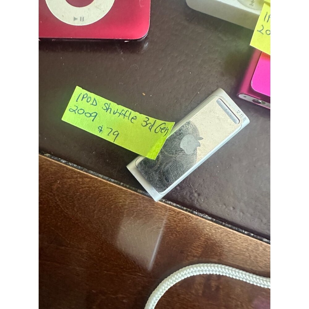 4 vintage ipods for the collector Ipod shuffles & Nano - Picture 3 of 5